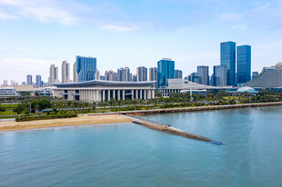 滨海城市天际线风光