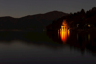 夜湖灯火远山剪影