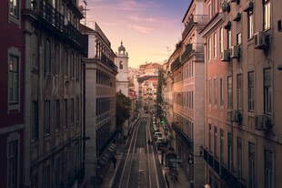 欧洲老城黄昏街景