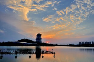 湖畔古塔落日风光
