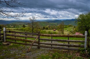 郊野田园木栅栏风景