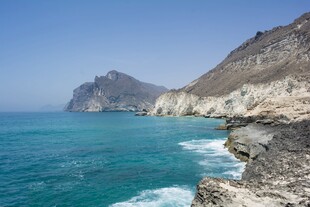 滨海崖岸碧海蓝天