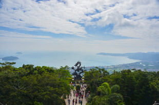 山顶远眺山海美景