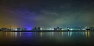 滨水城市朦胧夜景