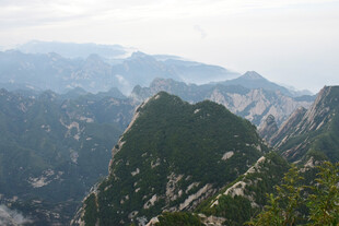 远山层叠山野风光