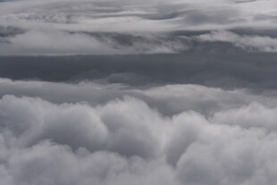 高空层叠云海景观