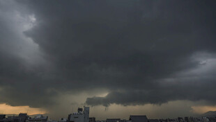暴雨前夕城市上空乌云