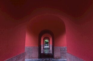 古建红墙拱门通道