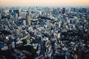 暮色下的城市全景