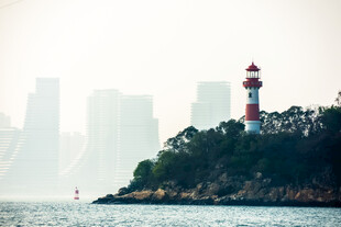 雾中海岸灯塔远景