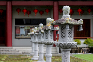 中式寺院石灯景观