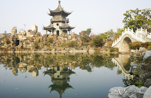 中式园林湖景倒影
