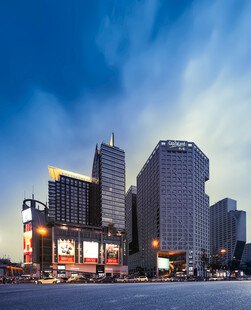 城市商圈黄昏高楼景观