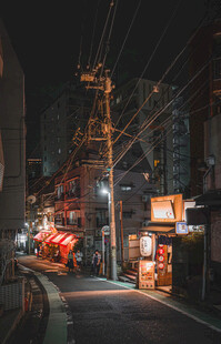 夜间老城街道夜景