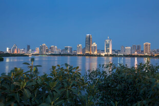 滨水城市黄昏天际线