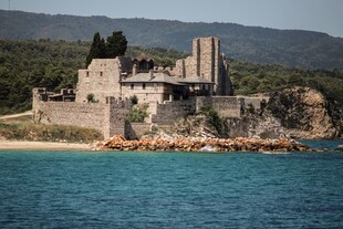 海岸古堡遗址风光