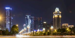 城市河畔夜景
