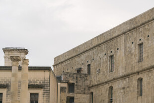 复古石砌建筑外观