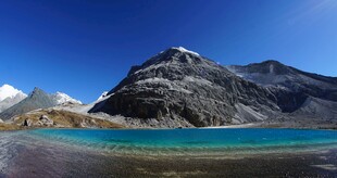 高原蓝湖雪山风光