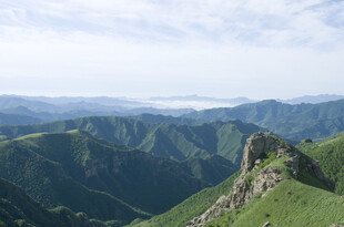 远山层叠山野风光