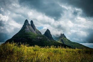 阴云下的尖峰山野