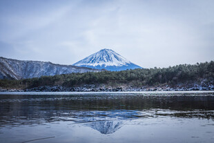 富士山湖畔静谧风光