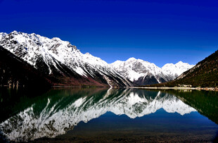 高原雪山湖泊倒影