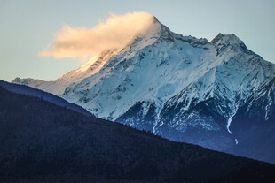 日照金山雪山盛景