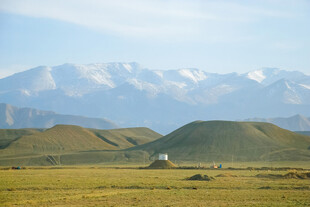 草原远眺雪山风光