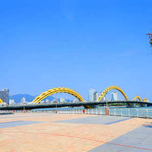 河畔金色拱桥城市风光