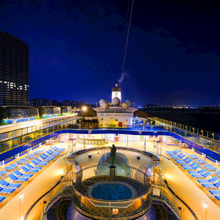 邮轮顶层夜景