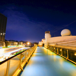 邮轮甲板夜景