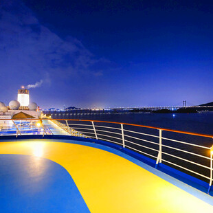 邮轮甲板夜景