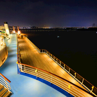 游轮甲板夜景