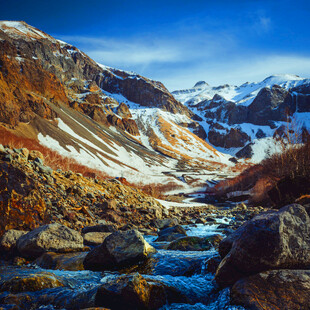 雪山下的河谷溪流美景