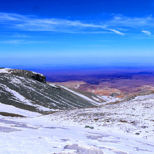 晴日高原雪山旷野风光
