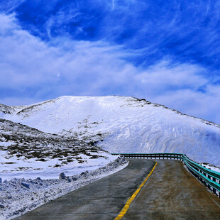 雪山公路冬日风光