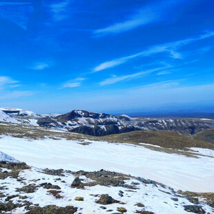 高原晴日雪山风光