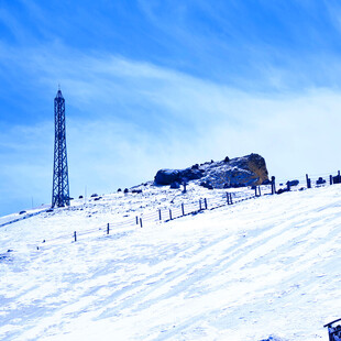 冬日雪山铁塔景观