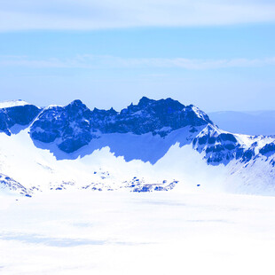 晴空下的雪山雪景