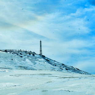 雪原坡顶高塔风光