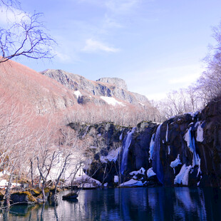 冬日山间瀑布风光