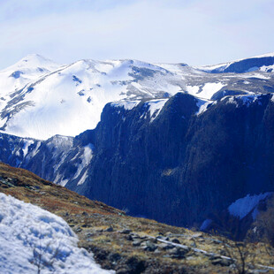 雪山峡谷壮丽风光