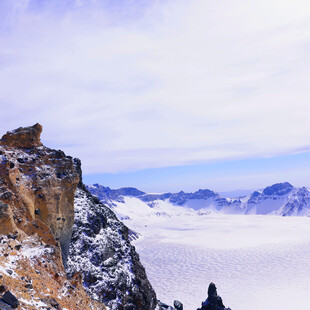 山巅云海雪景