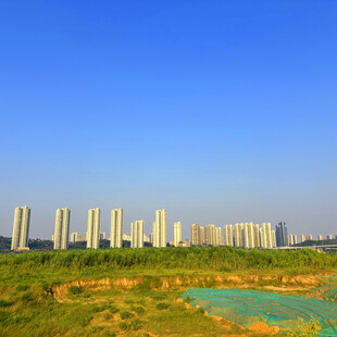 城郊晴空住宅建筑群远景