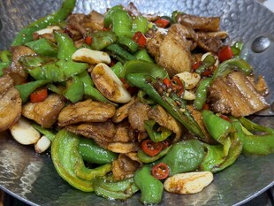 家常青椒炒五花肉