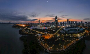 黄昏滨海城市全景