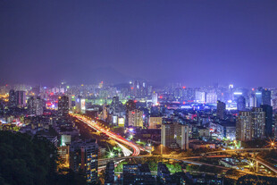 城市河畔夜景
