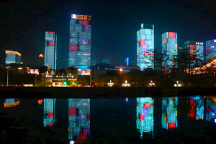 城市水岸夜景