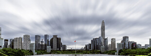 阴天城市滨水天际线